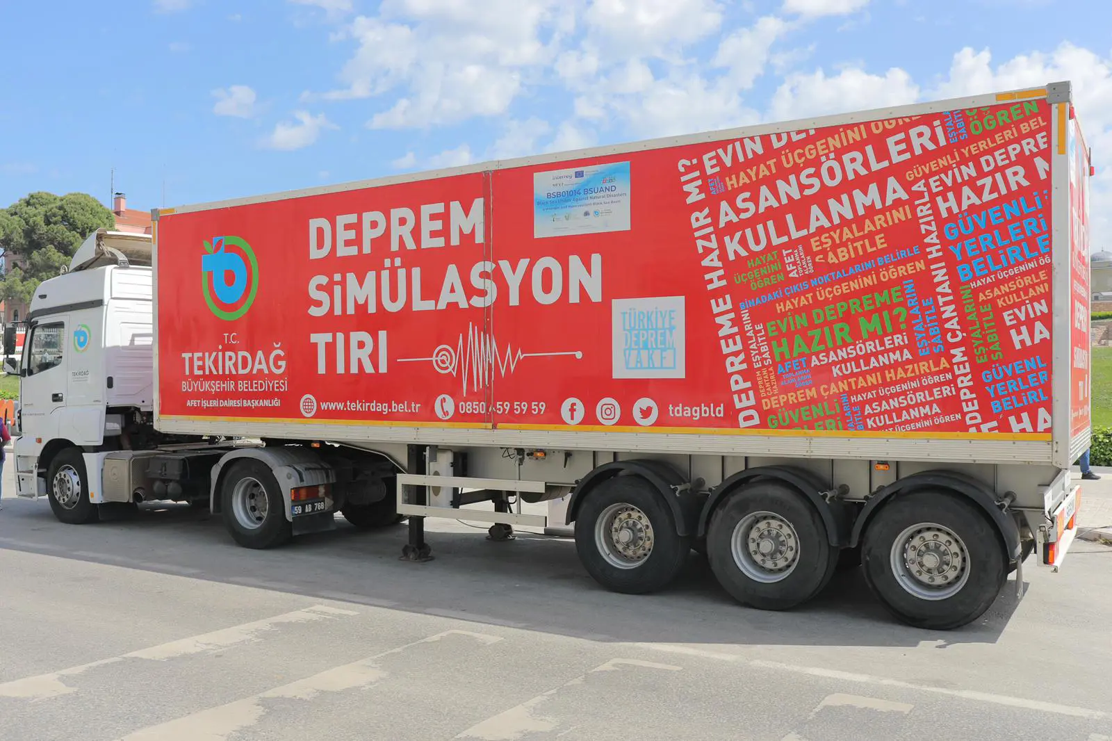 DEPREM SİMÜLASYON TIR’I SELİMİYE MEYDANI’NDA VATANDAŞLARLA BULUŞUYOR galeri görseli